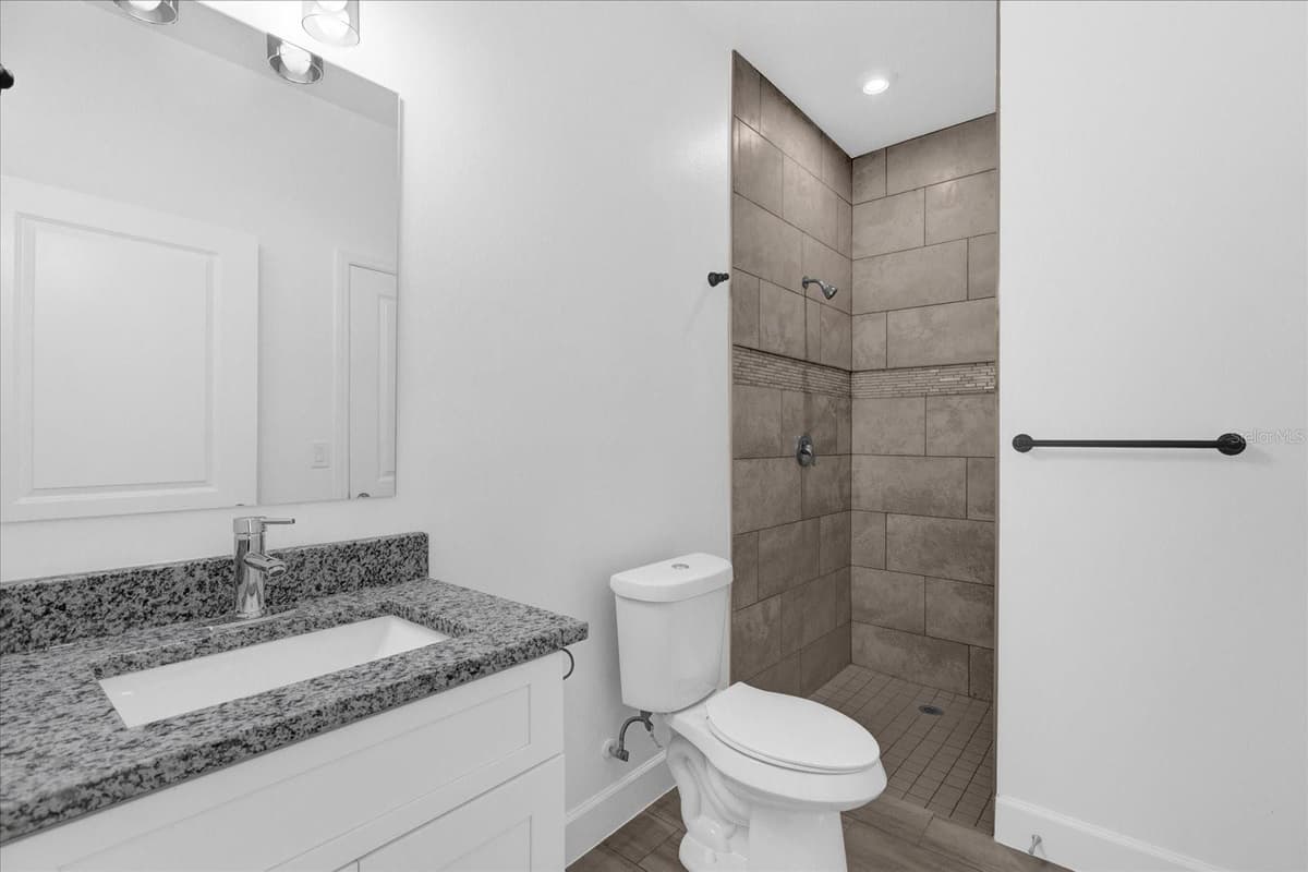 450 LAKE SHORE PARKWAY — photo 20 of 47