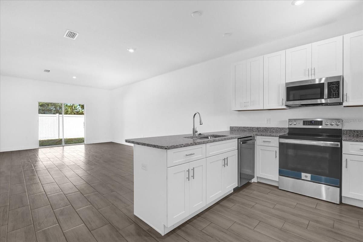 450 LAKE SHORE PARKWAY — photo 8 of 47