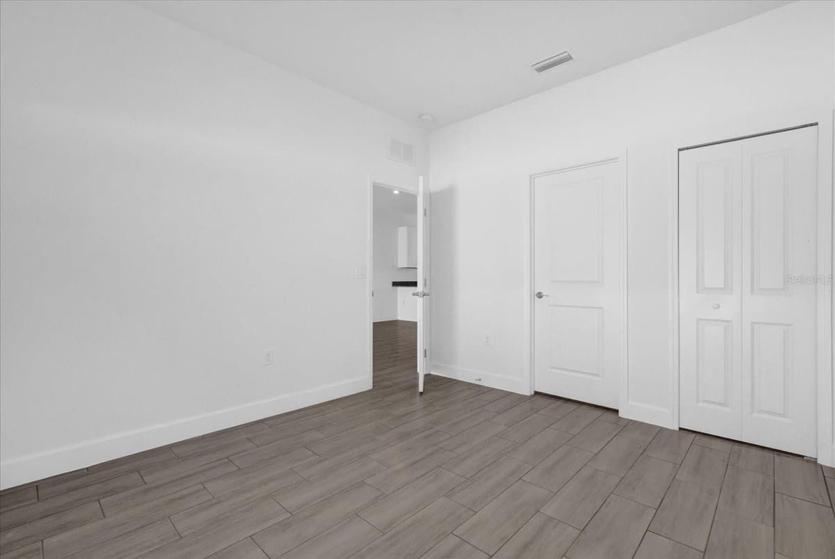 450 LAKE SHORE PARKWAY — photo 19 of 47