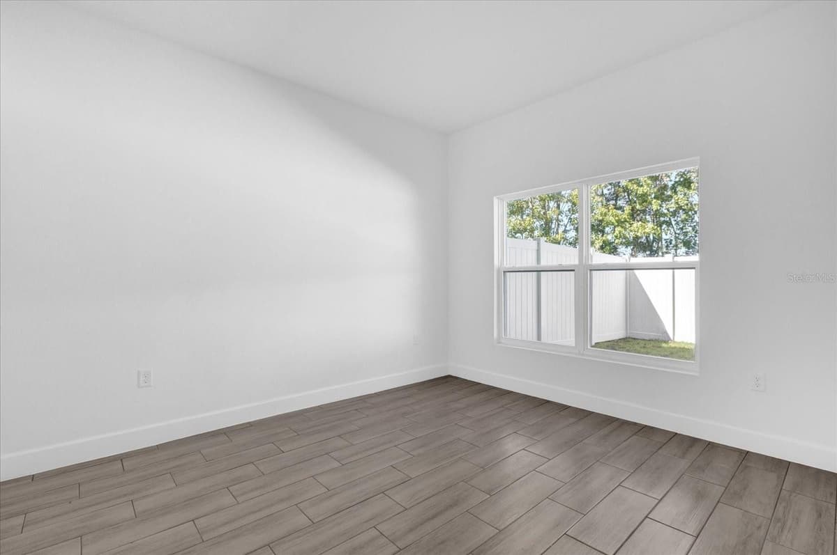 450 LAKE SHORE PARKWAY — photo 14 of 47
