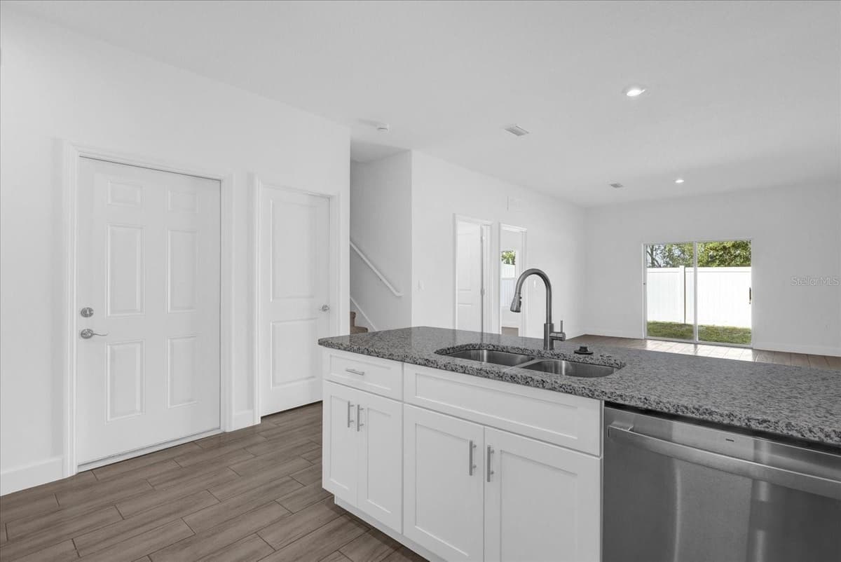 450 LAKE SHORE PARKWAY — photo 9 of 47
