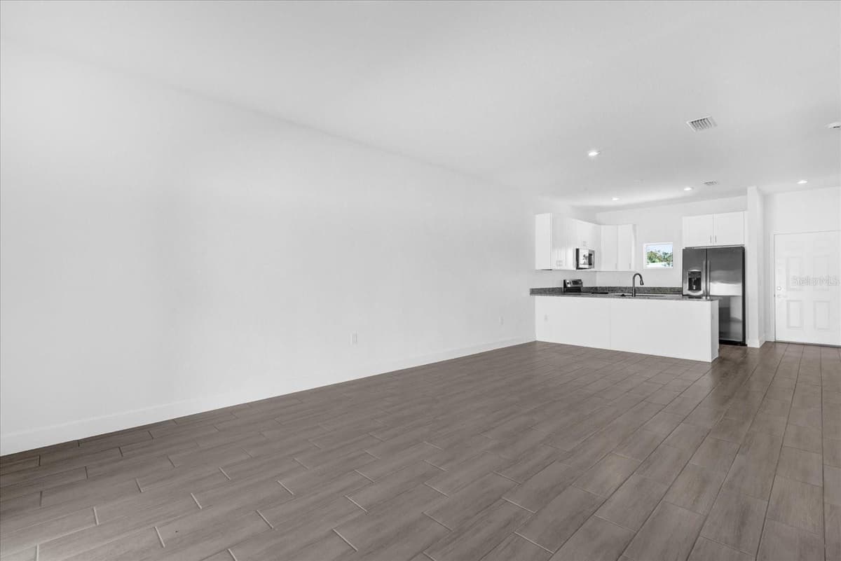 450 LAKE SHORE PARKWAY — photo 4 of 47