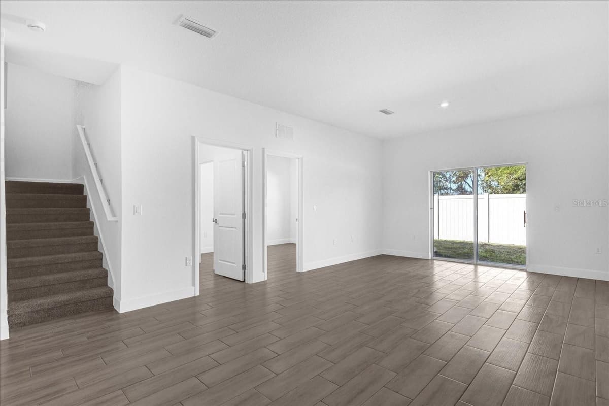 450 LAKE SHORE PARKWAY — photo 12 of 47