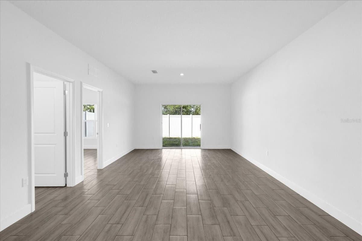 450 LAKE SHORE PARKWAY — photo 11 of 47