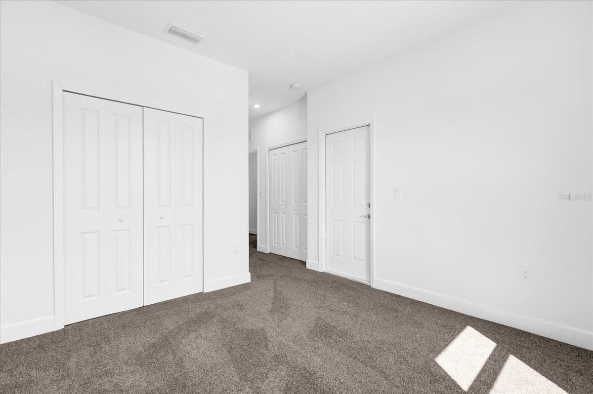 450 LAKE SHORE PARKWAY — photo 16 of 47