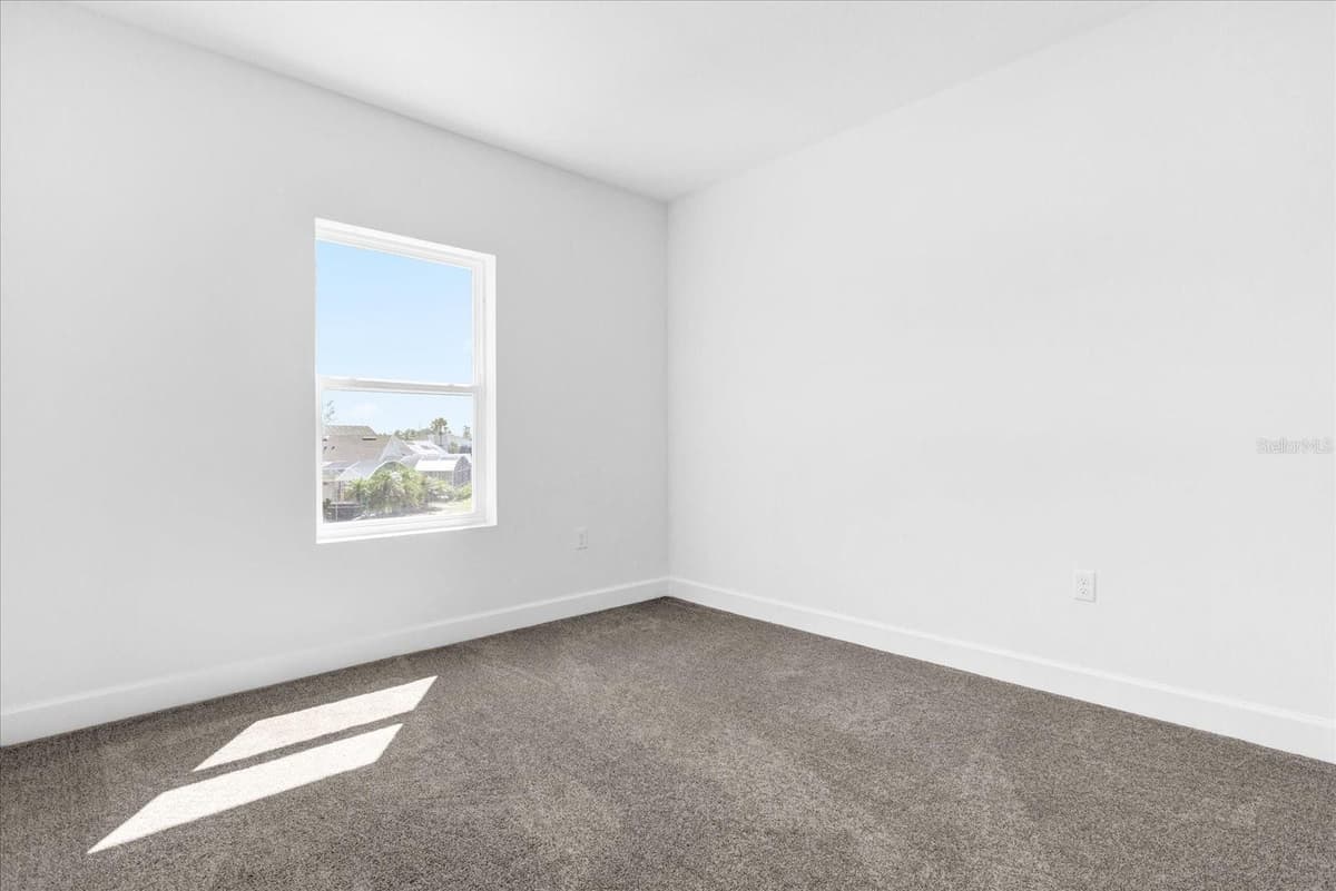 450 LAKE SHORE PARKWAY — photo 17 of 47