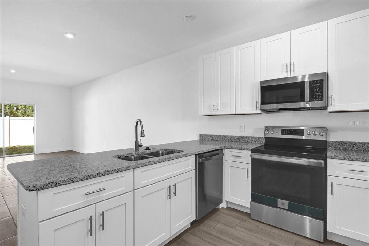 450 LAKE SHORE PARKWAY — photo 7 of 47