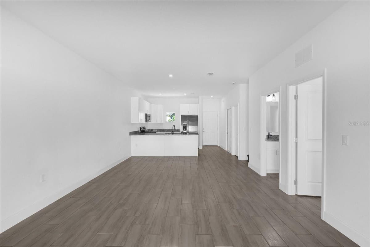 450 LAKE SHORE PARKWAY — photo 5 of 47