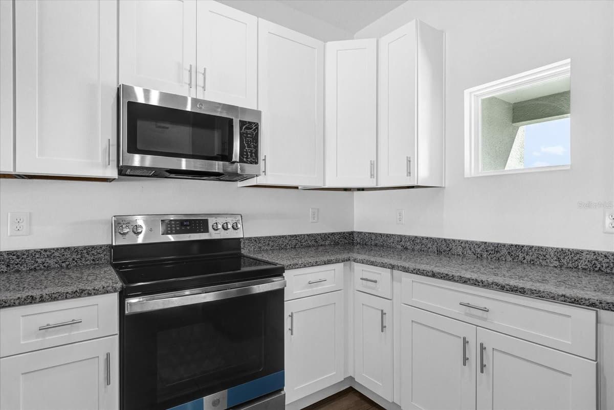 450 LAKE SHORE PARKWAY — photo 10 of 47