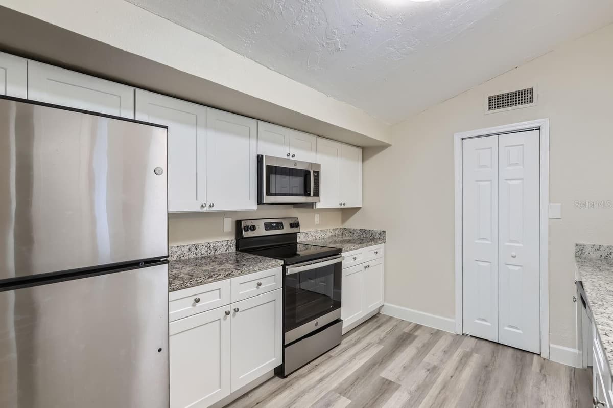 524 CHURCH STREET — photo 8 of 28