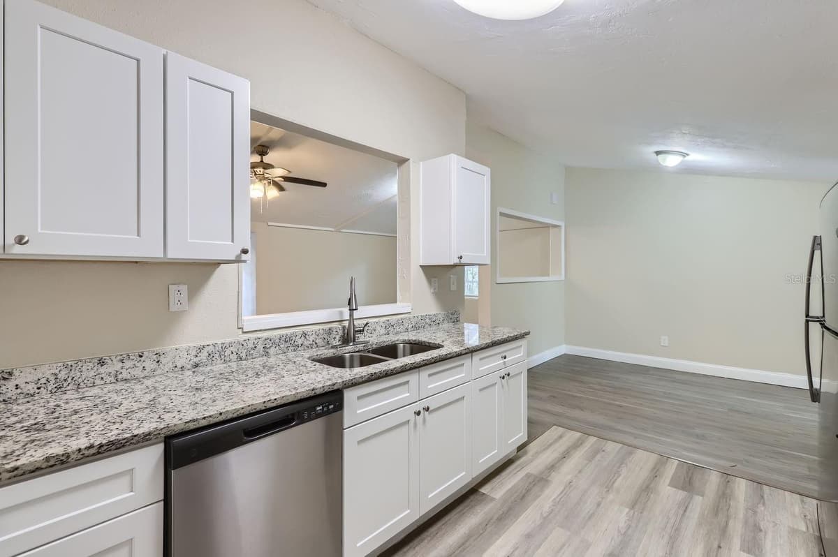 524 CHURCH STREET — photo 9 of 28