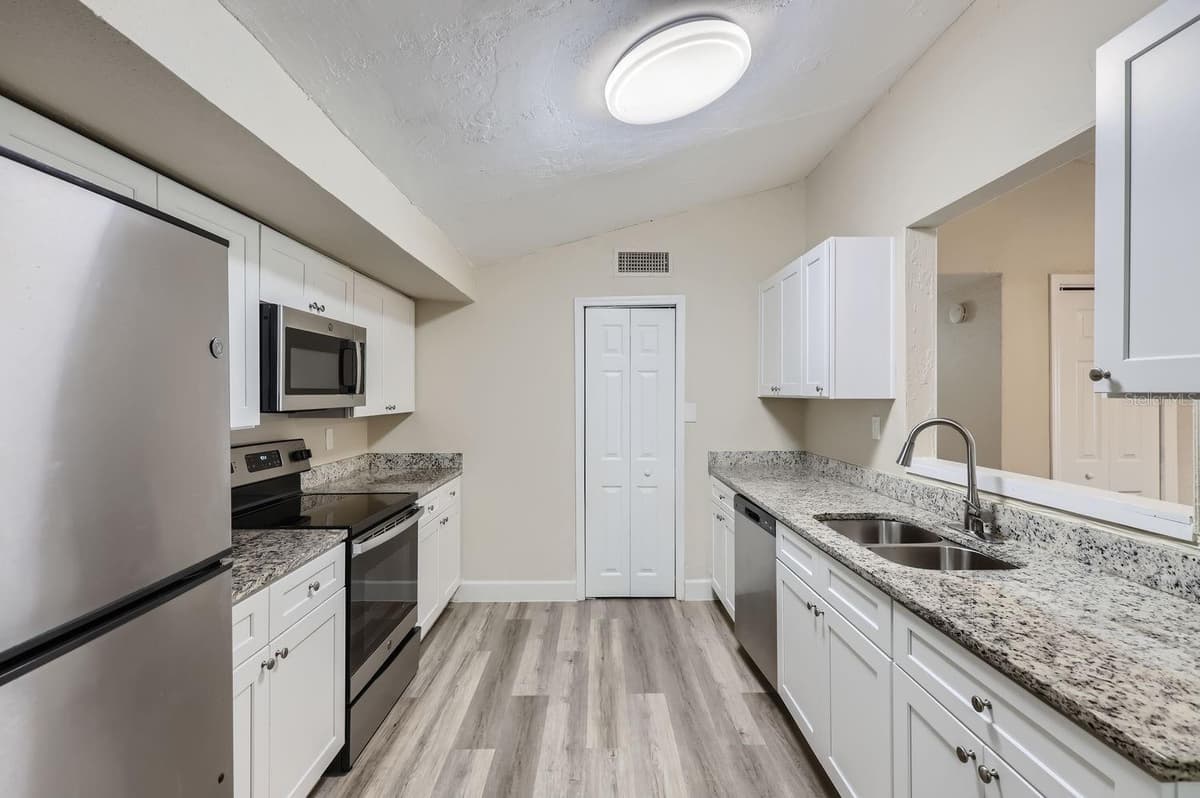 524 CHURCH STREET — photo 7 of 28