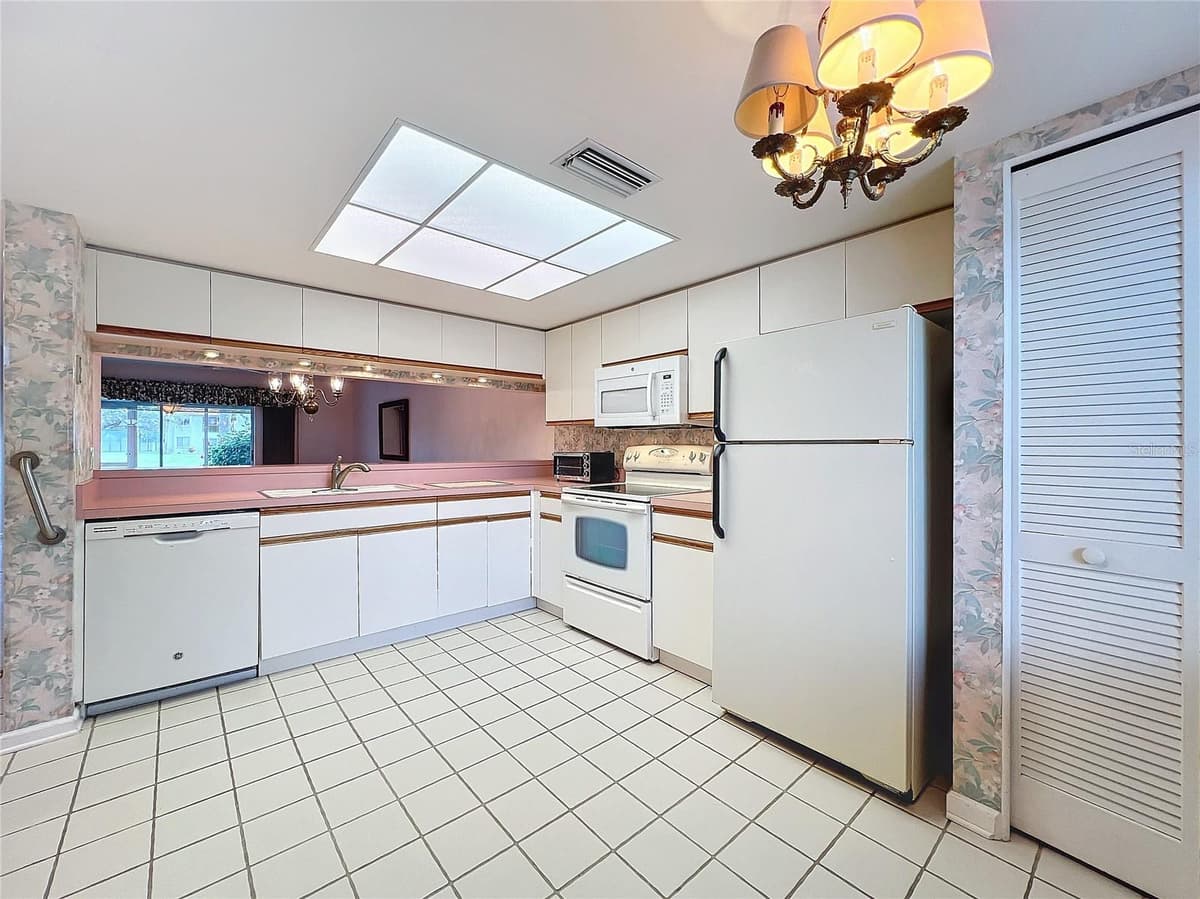 4382 MADEIRA COURT — photo 9 of 52