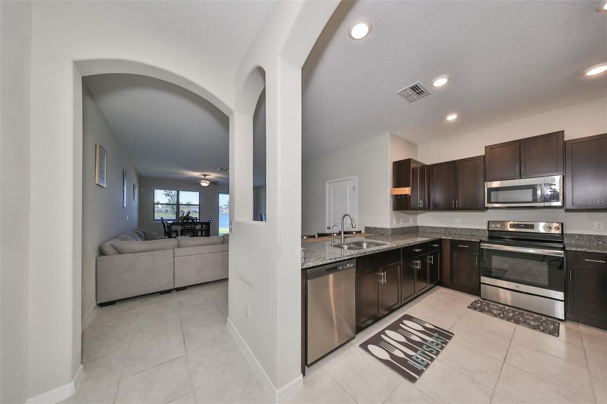 928 ROYAL EMPRESS DRIVE — photo 8 of 47