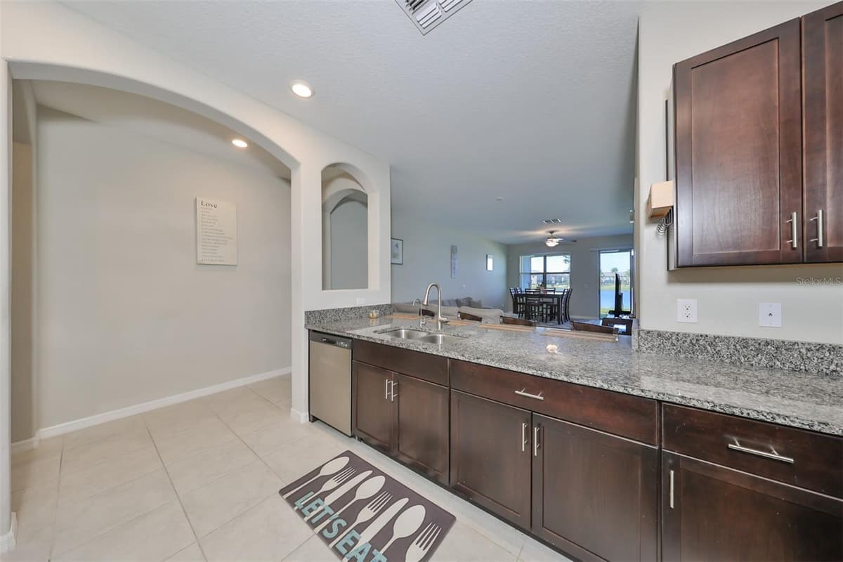 928 ROYAL EMPRESS DRIVE — photo 10 of 47