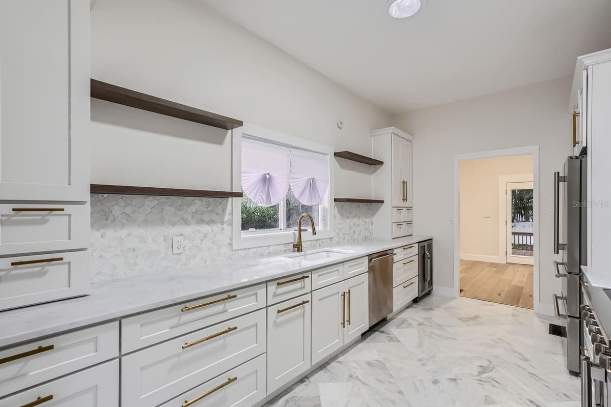 734 MILLS AVENUE — photo 10 of 52