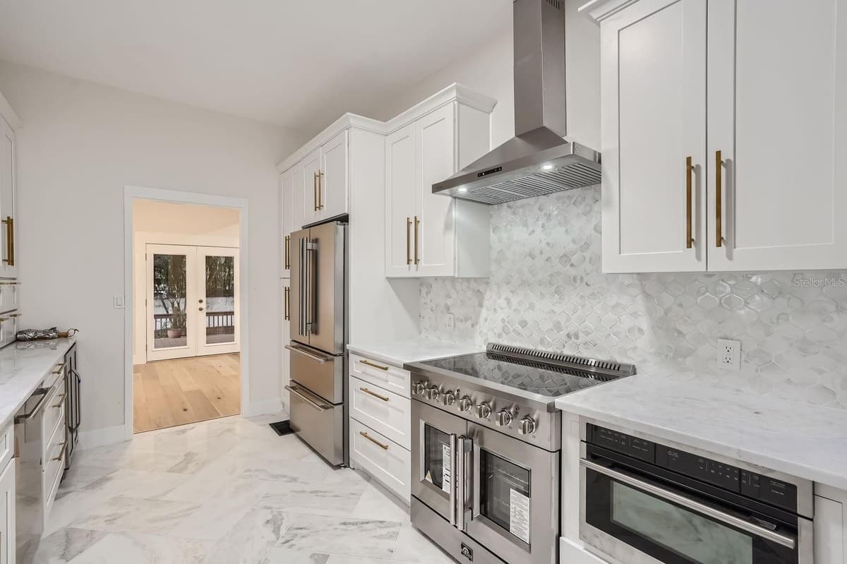 734 MILLS AVENUE — photo 9 of 52