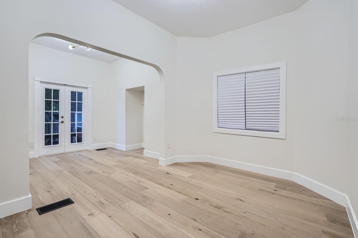 734 MILLS AVENUE — photo 18 of 52