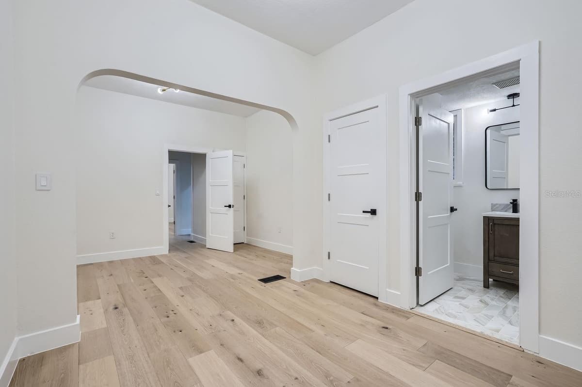 734 MILLS AVENUE — photo 15 of 52