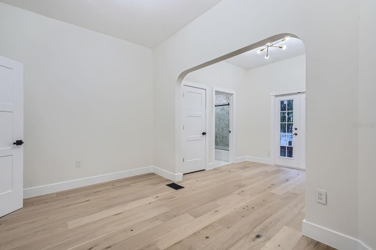 734 MILLS AVENUE — photo 16 of 52