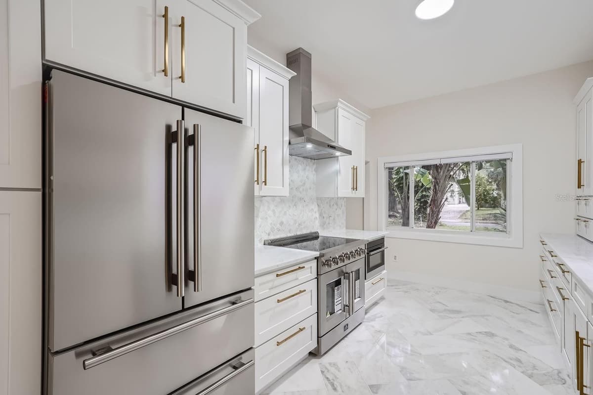 734 MILLS AVENUE — photo 11 of 52