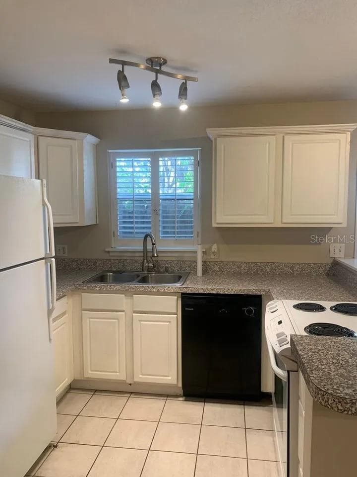 734 MILLS AVENUE — photo 44 of 52