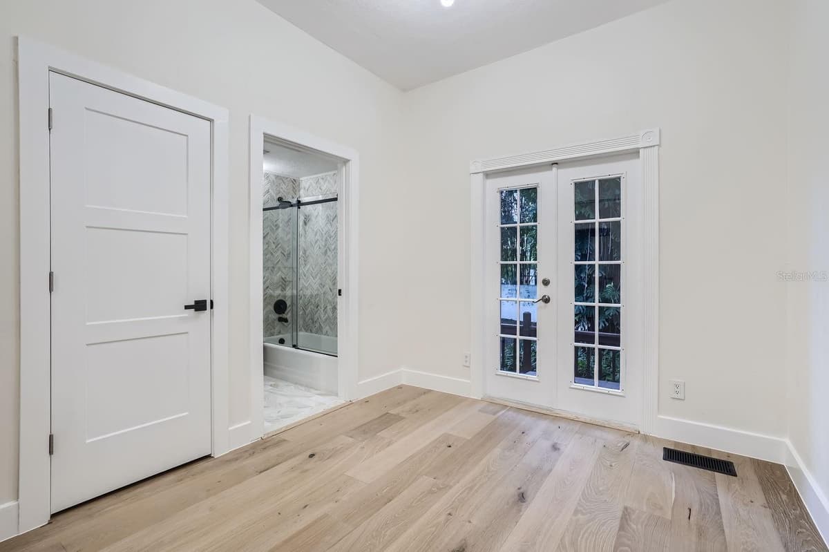 734 MILLS AVENUE — photo 17 of 52
