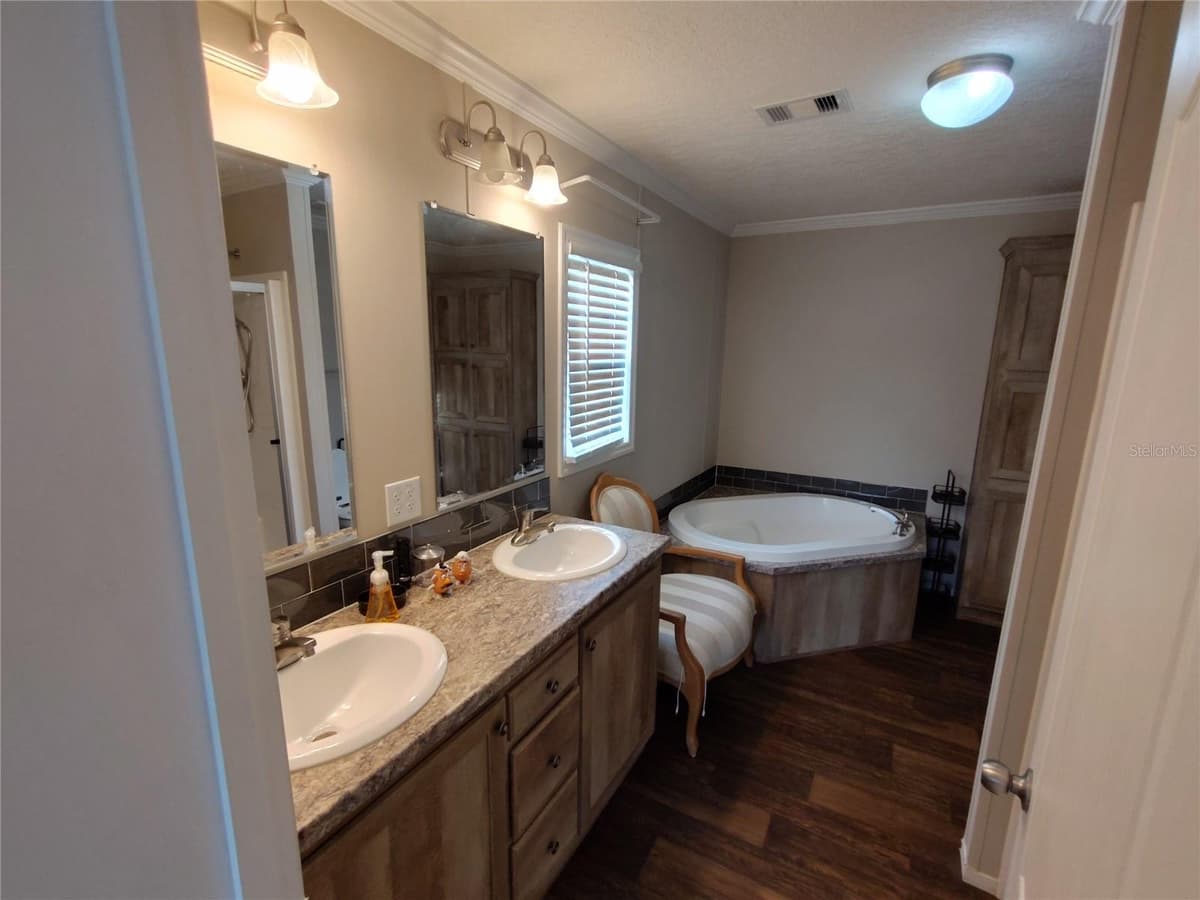 9811 BUD STREET — photo 13 of 48