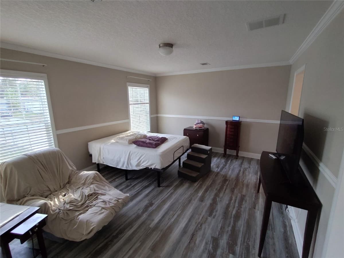 9811 BUD STREET — photo 10 of 48