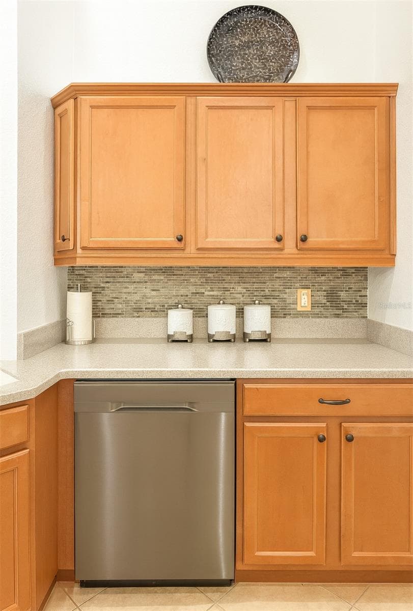 119 CRESCENT MOON DRIVE — photo 10 of 41