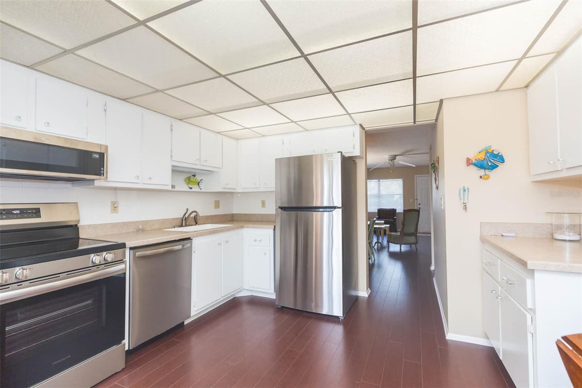 315 30 AVENUE — photo 9 of 34