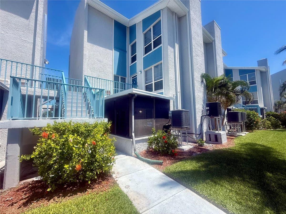 179 MEDALLION BLVD — photo 4 of 48