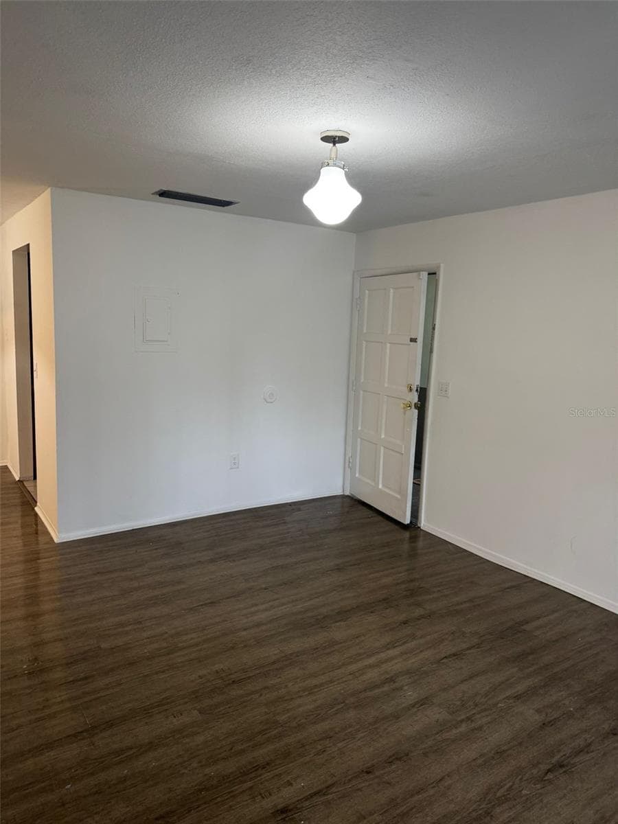 6008 VILLAGE CIRCLE — photo 8 of 37