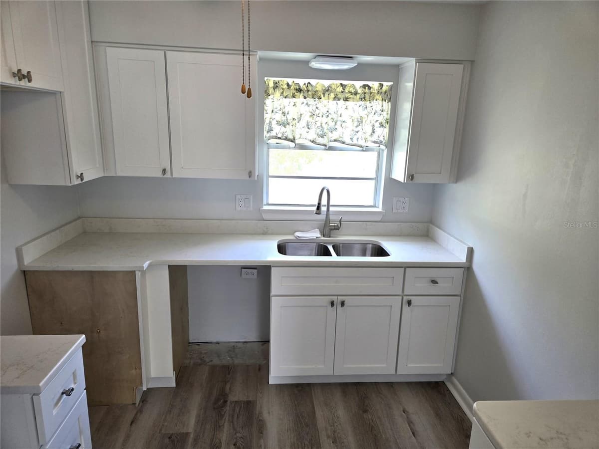 201 HILL AVENUE — photo 9 of 23