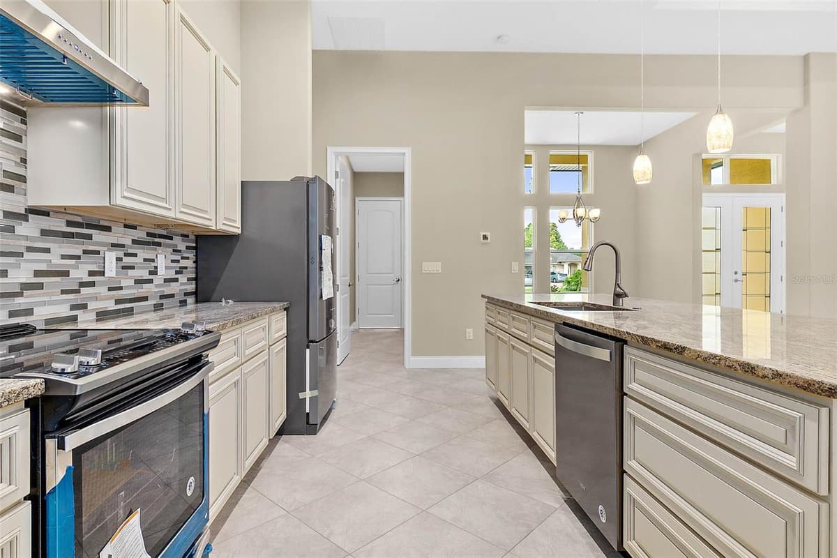 3 WHITE HOLLY PLACE — photo 15 of 22