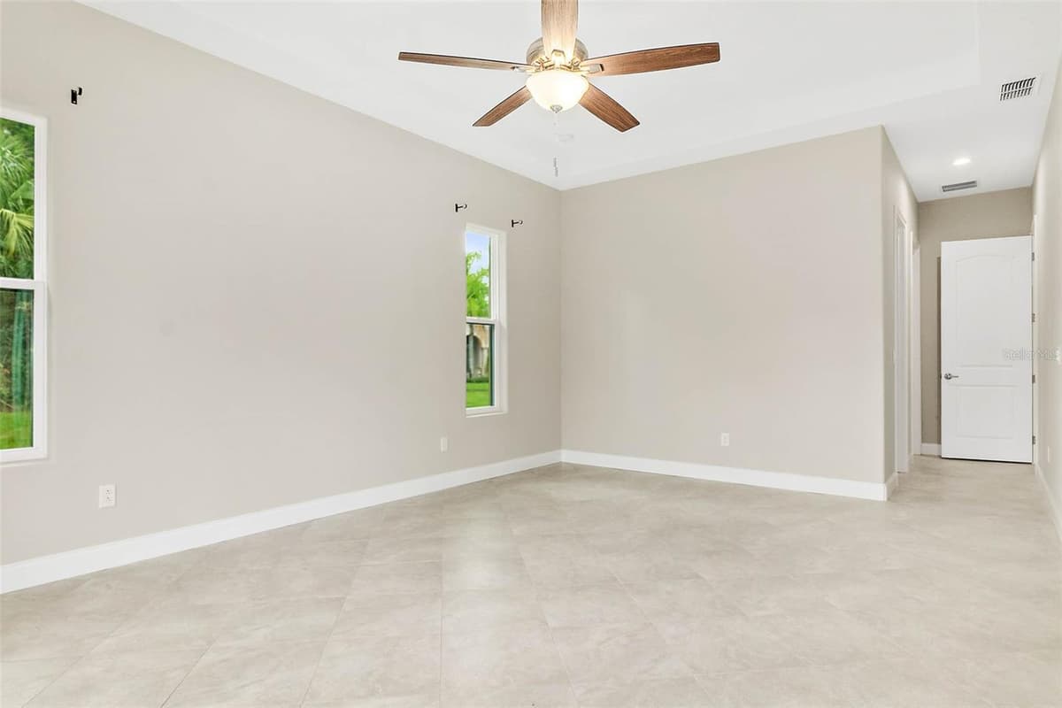 3 WHITE HOLLY PLACE — photo 4 of 22