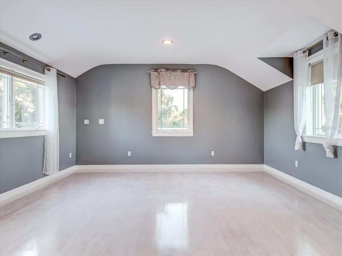 518 RIVERSIDE DRIVE — photo 37 of 82