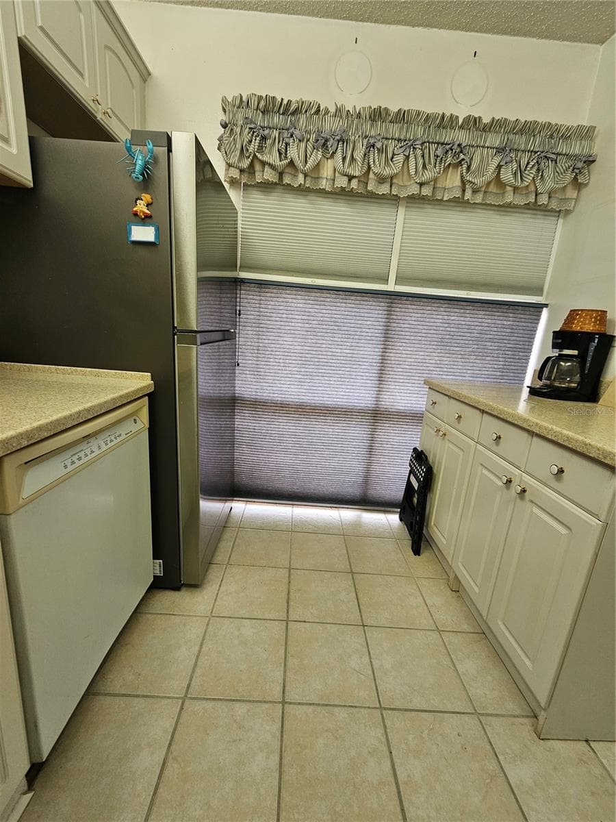 721 S BEACH ST — photo 8 of 39