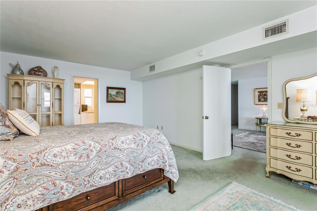 5200 BRITTANY DRIVE — photo 16 of 35