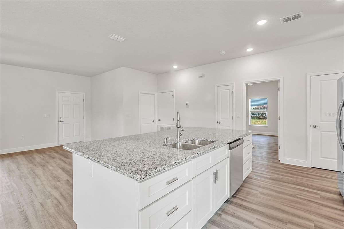 44 LYNNHAVEN PLACE — photo 8 of 42