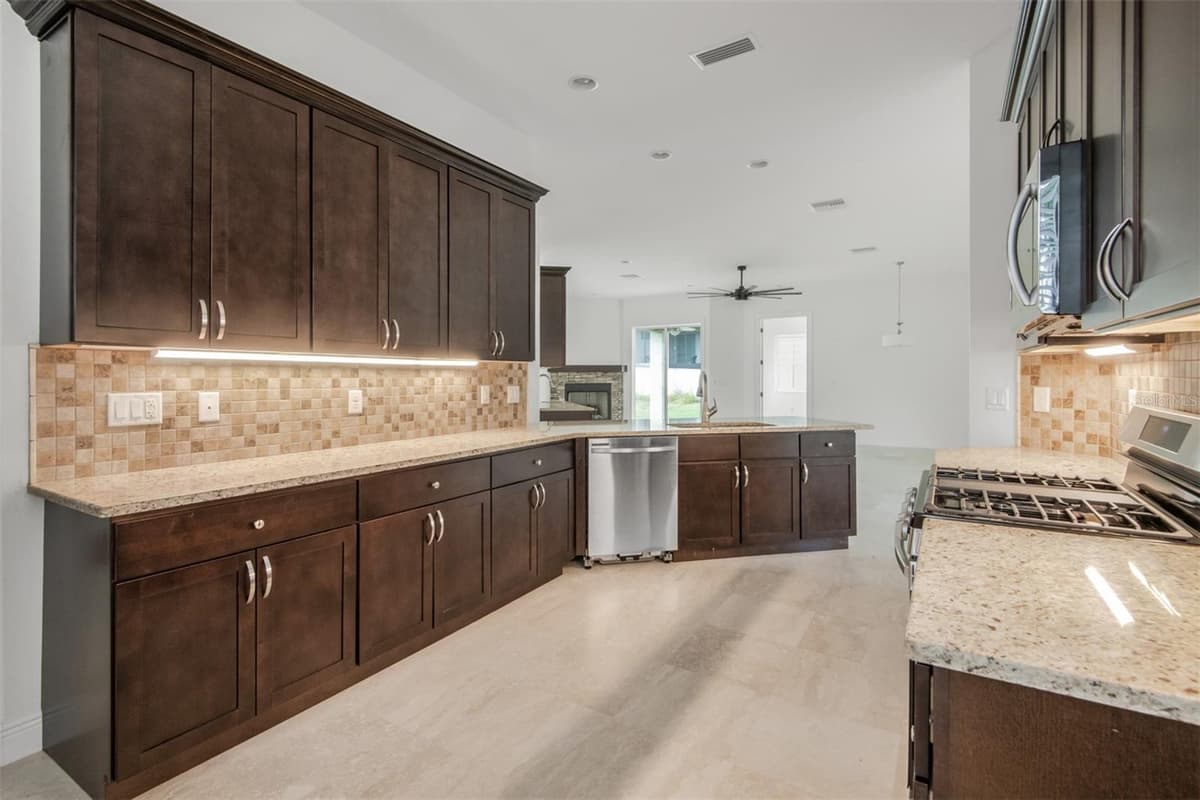 9129 DEER PARK DRIVE — photo 6 of 37