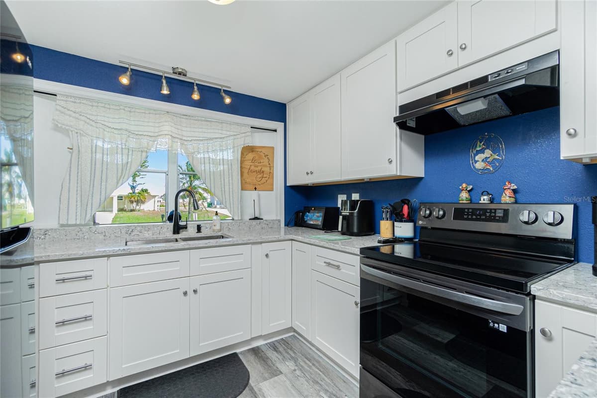1520 BLUE HERON DRIVE — photo 2 of 46