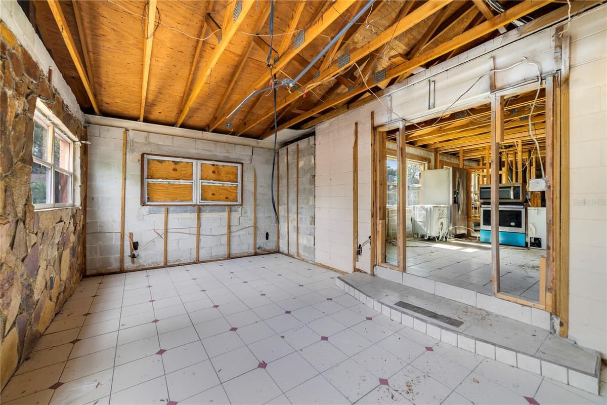 6427 SUNSHINE STREET — photo 4 of 15