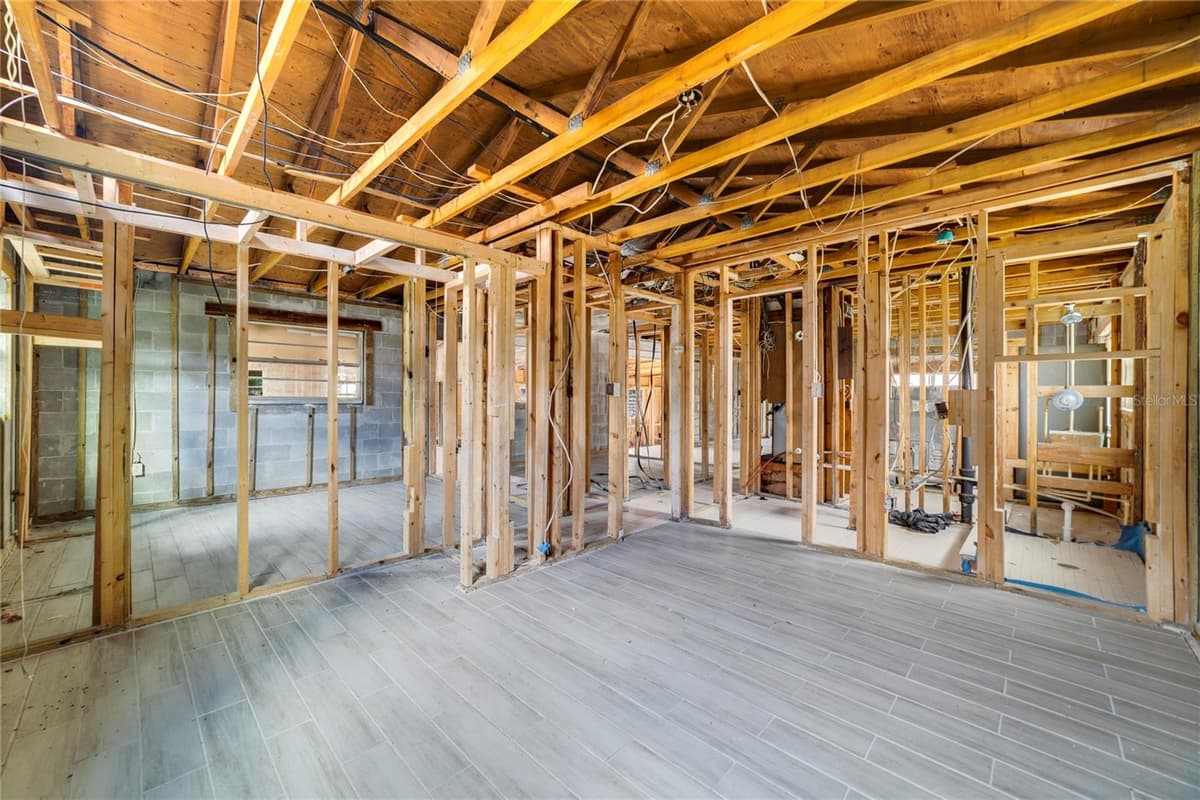 6427 SUNSHINE STREET — photo 10 of 15