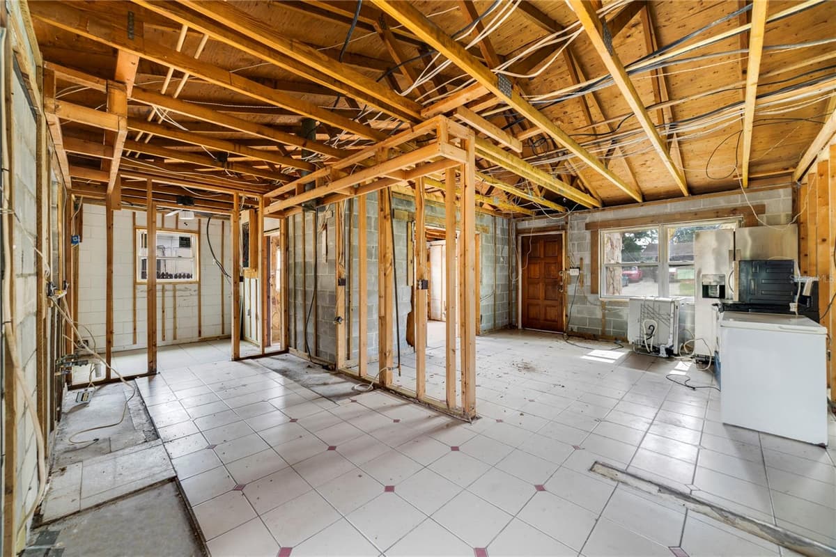 6427 SUNSHINE STREET — photo 6 of 15