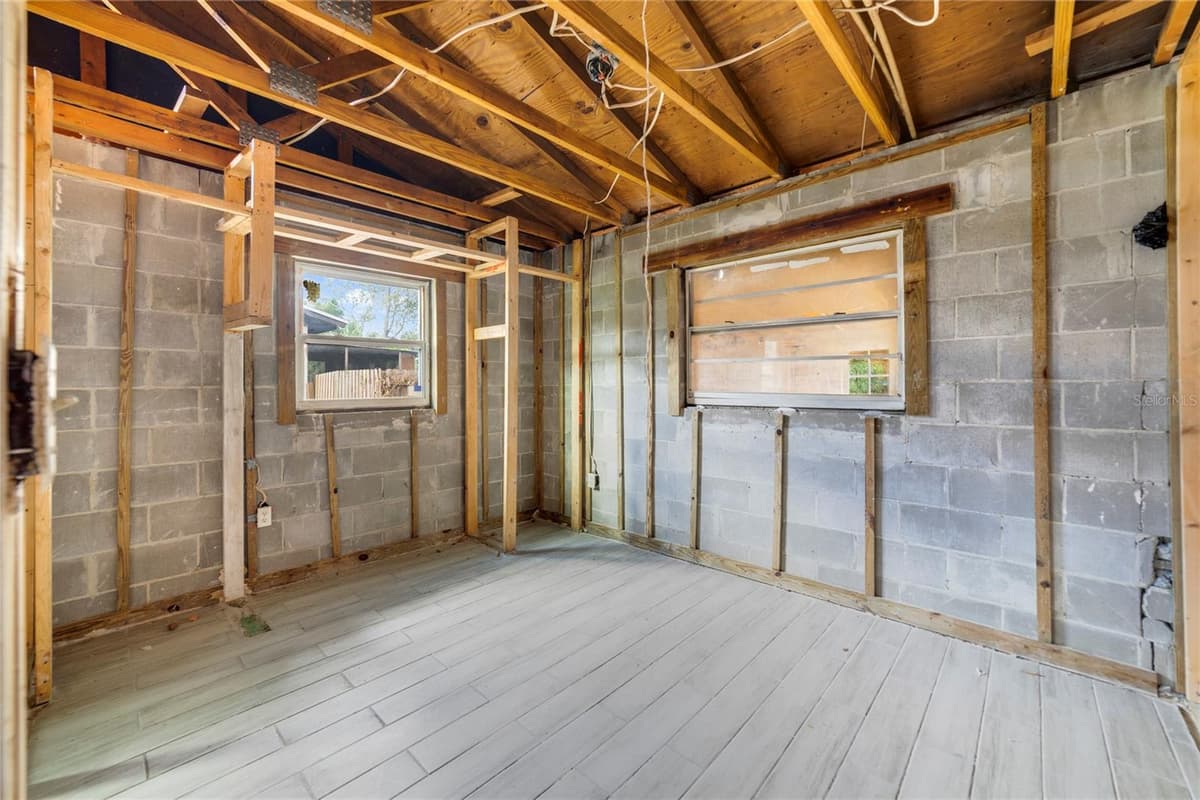 6427 SUNSHINE STREET — photo 11 of 15