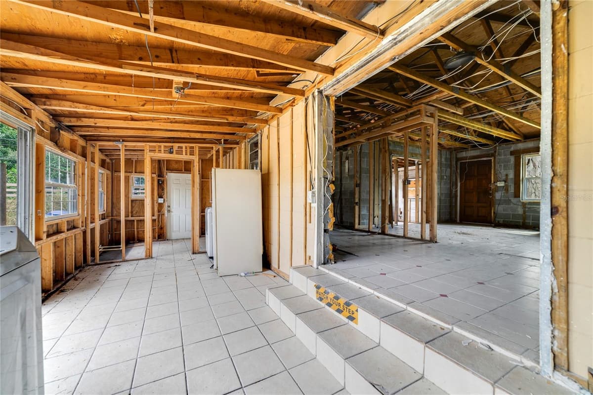 6427 SUNSHINE STREET — photo 8 of 15
