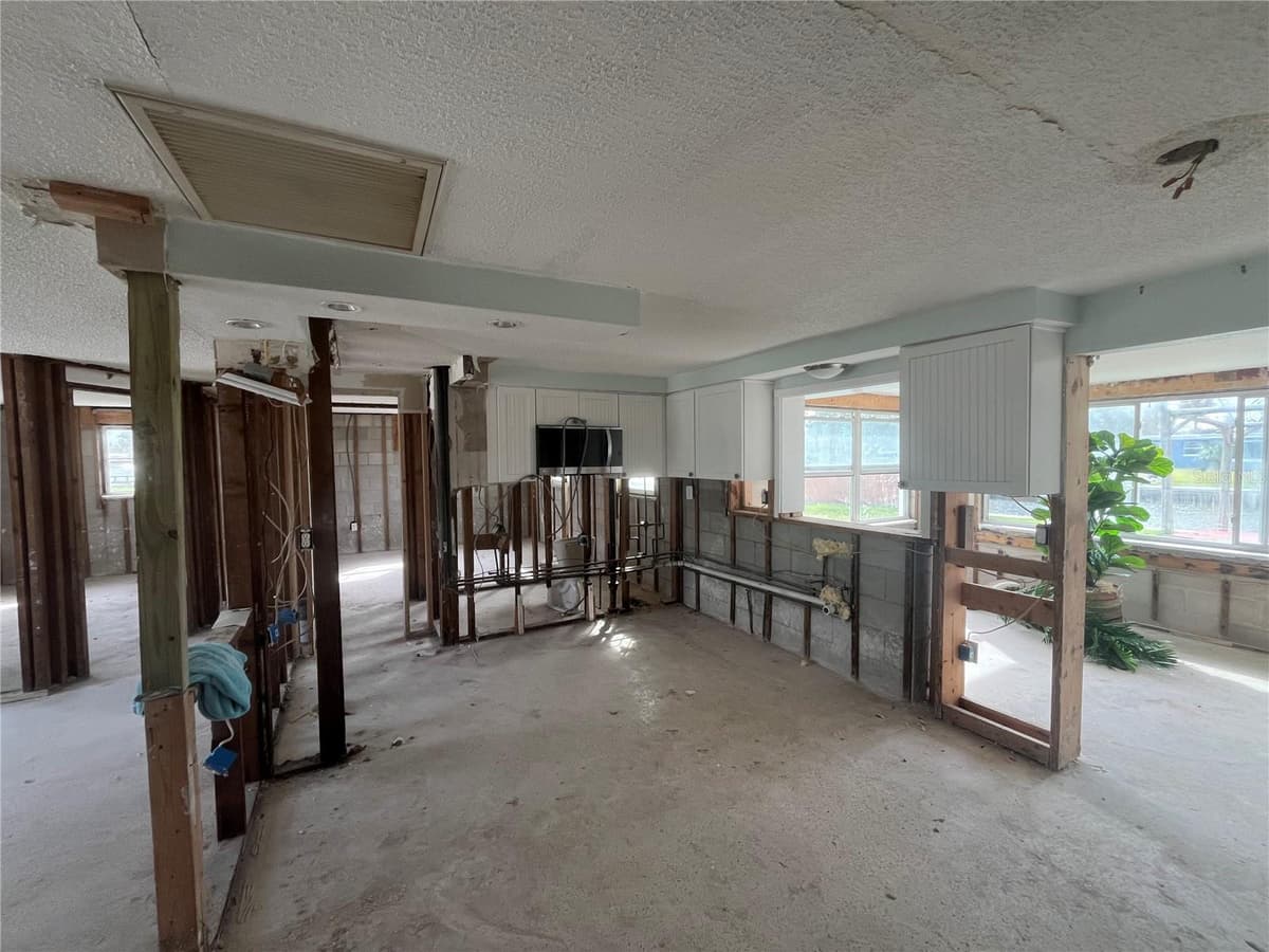 13639 FRANCES AVENUE — photo 5 of 11