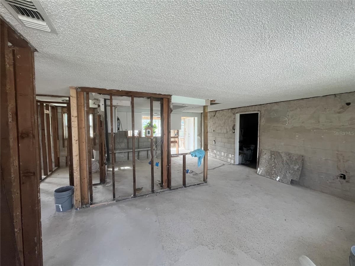 13639 FRANCES AVENUE — photo 4 of 11
