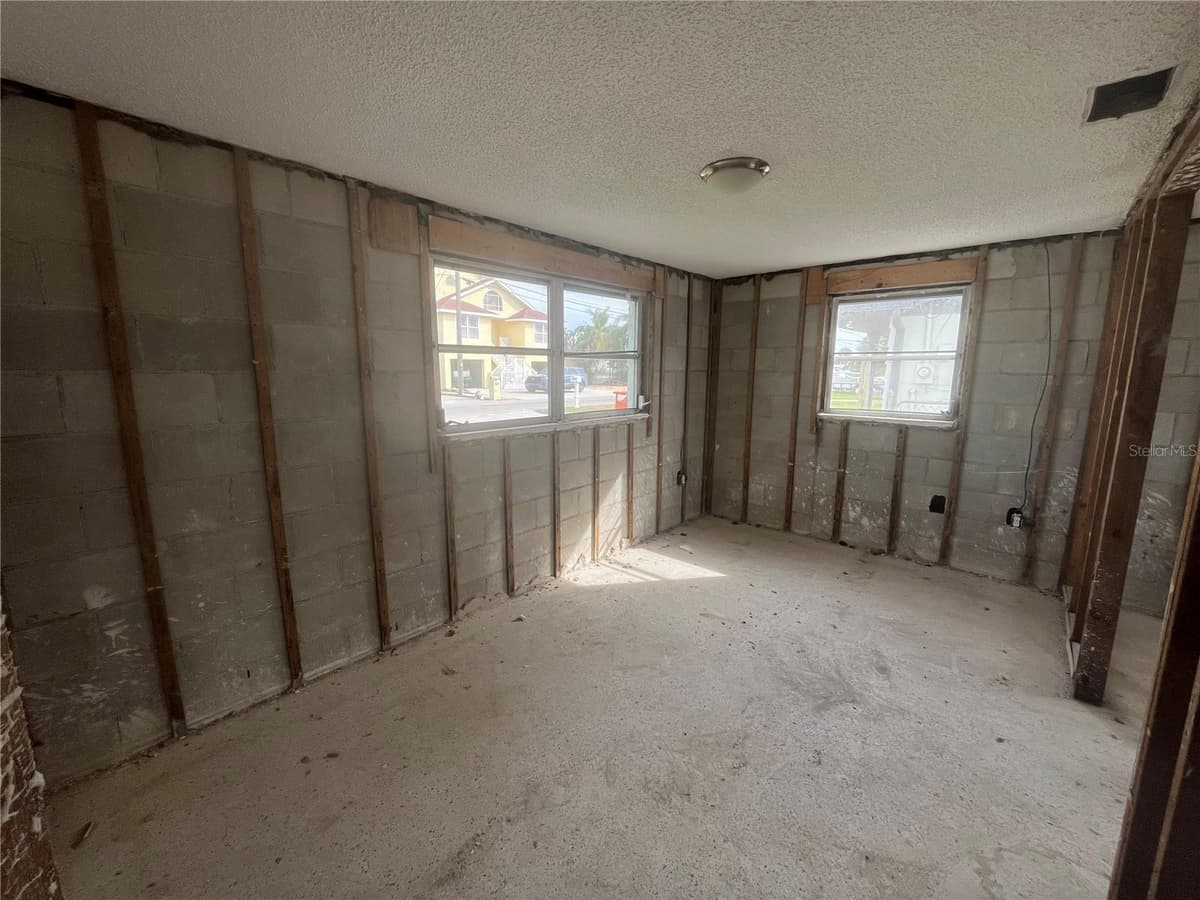 13639 FRANCES AVENUE — photo 6 of 11